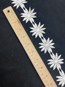 4 3/4 YD Cotton Daisy Trim Vintage - White