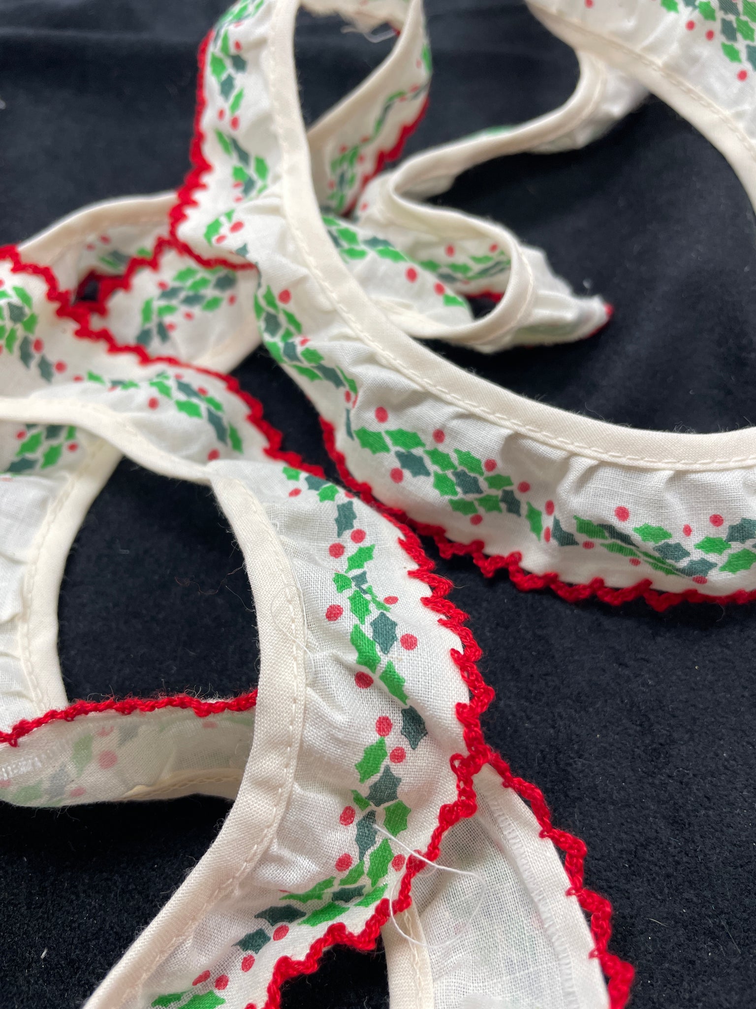 Cotton Ruffled Trim By-the-Yard Vintage - Off White with Holly Leaves and Red Edge