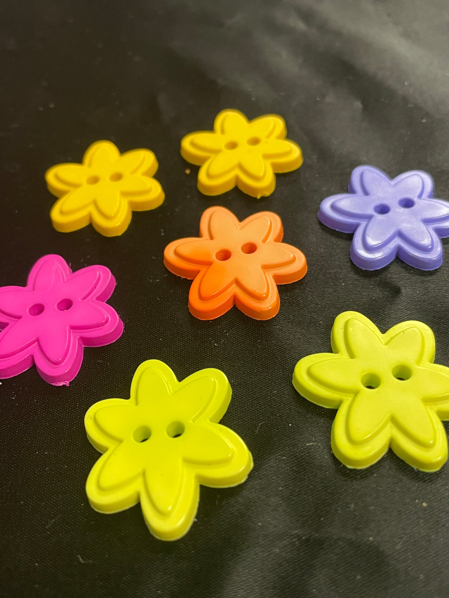 Button Set of 7 Plastic - Flowers