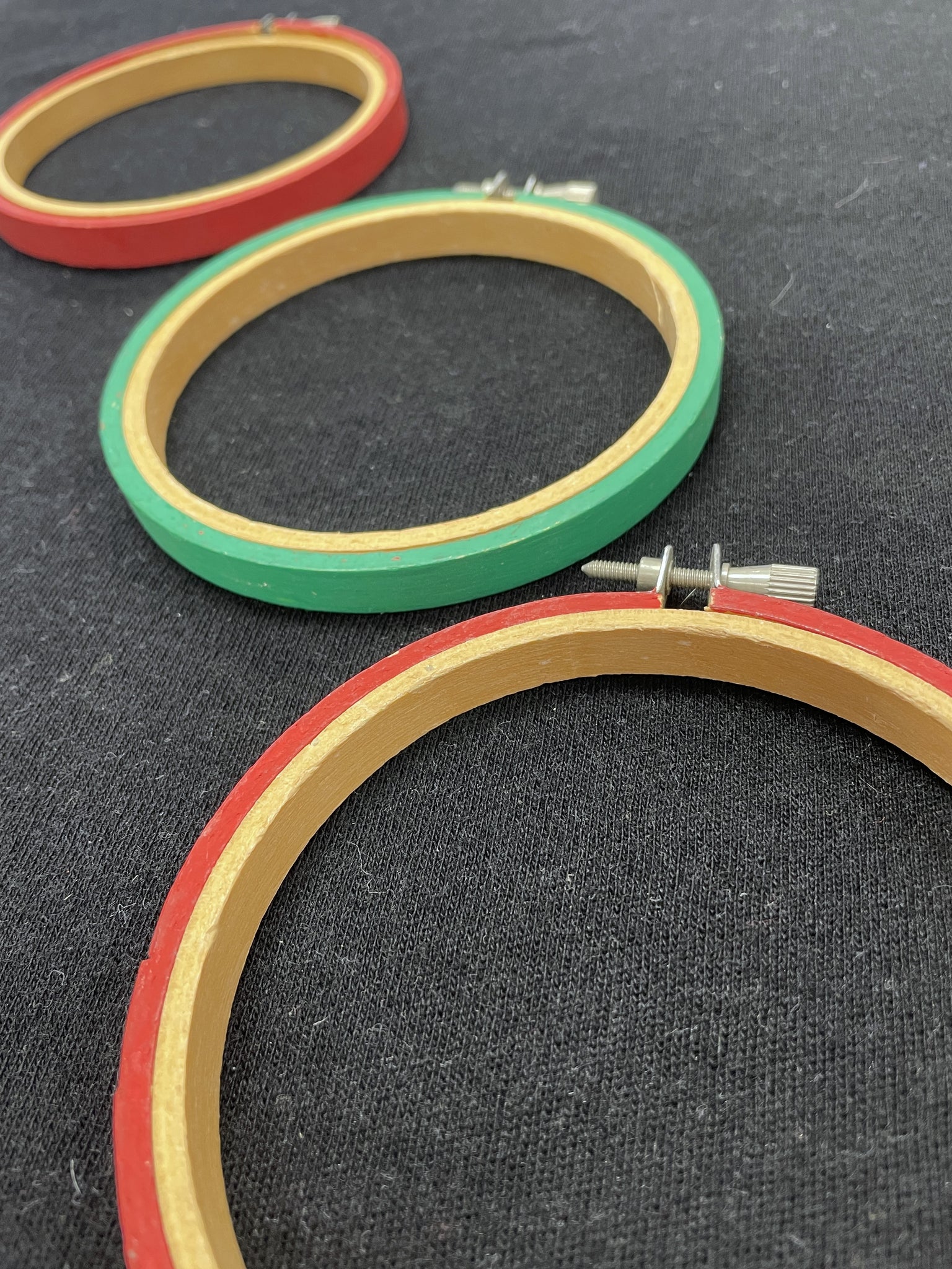 Wood Embroidery Hoops Bundle - Red and Green